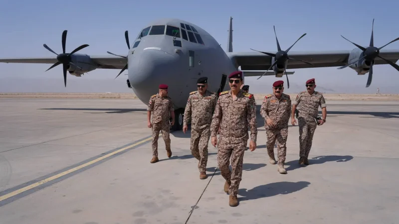 وفد أمني برئاسة رئيس أركان الجيش يصل إلى قيادة القوة البحرية بالبصرة