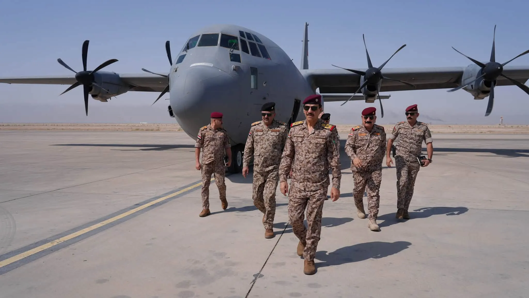 وفد أمني برئاسة رئيس أركان الجيش يصل إلى قيادة القوة البحرية بالبصرة