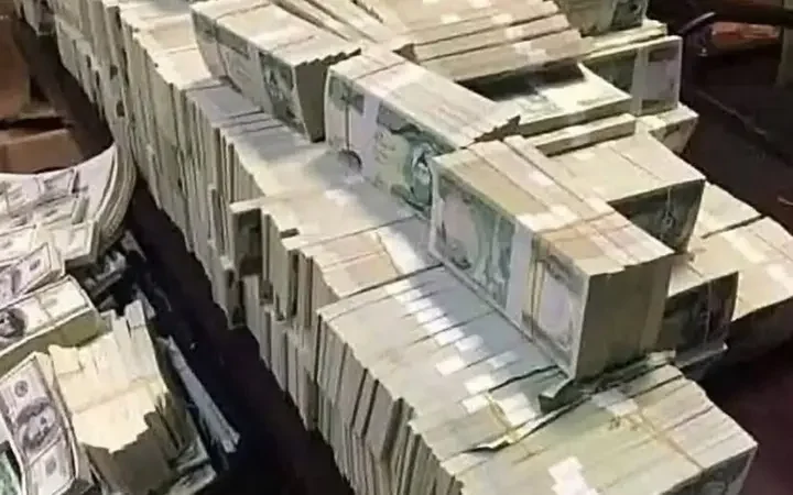 وزير الاتصالات: هروب مطلوبين في قضية فساد إلى فرنسا.. وملاحقتهما دولياً لاسترداد الأموال