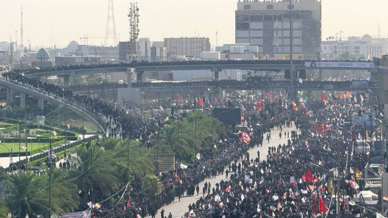 مراسم تشييع خامنئي تنطلق في النجف بمشاركة رسمية وشعبية واسعة وسط إجراءات مشددة