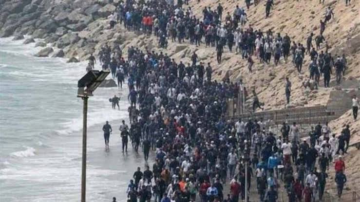 20 ألفاً منهم مغاربة.. 49 ألف مهاجر عبروا لإسبانيا خلال 24 ساعة