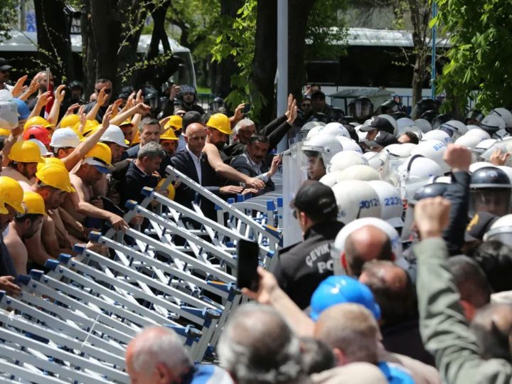 توقيف أكثر من 80 عامل منجم في تركيا خلال مطالبتهم بمستحقات متأخرة