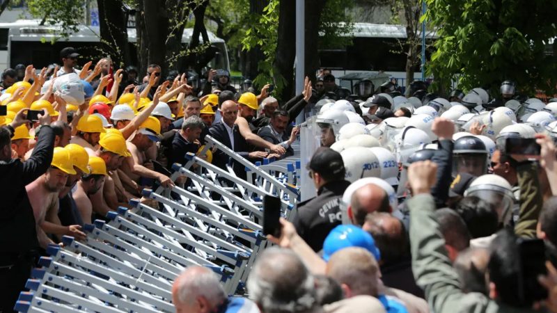 توقيف أكثر من 80 عامل منجم في تركيا خلال مطالبتهم بمستحقات متأخرة
