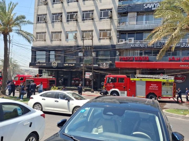 الدفاع المدني ينقذ 50 مواطناً ويخمد حريقاً في منطقة الكرادة ببغداد