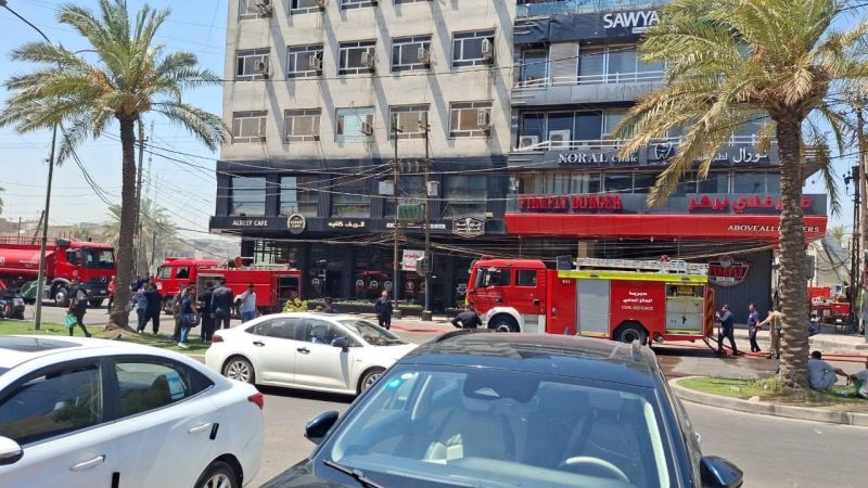 الدفاع المدني ينقذ 50 مواطناً ويخمد حريقاً في منطقة الكرادة ببغداد