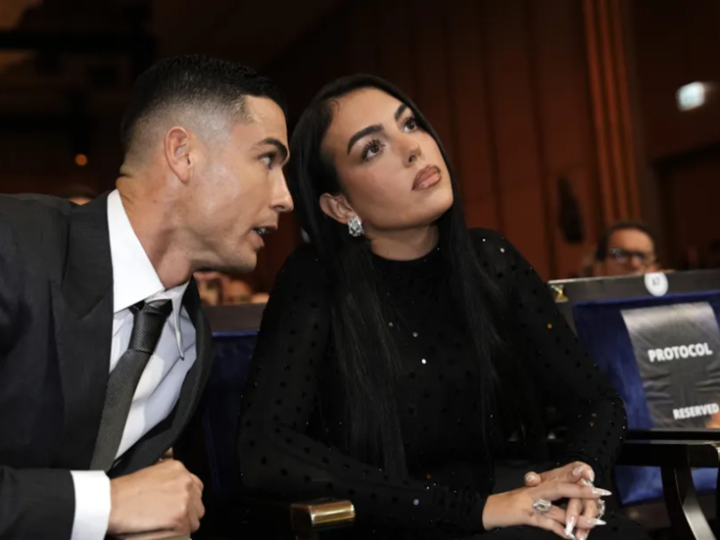 بصورة رومانسية.. رونالدو وجورجينا يعلنان زواجهما رسميا