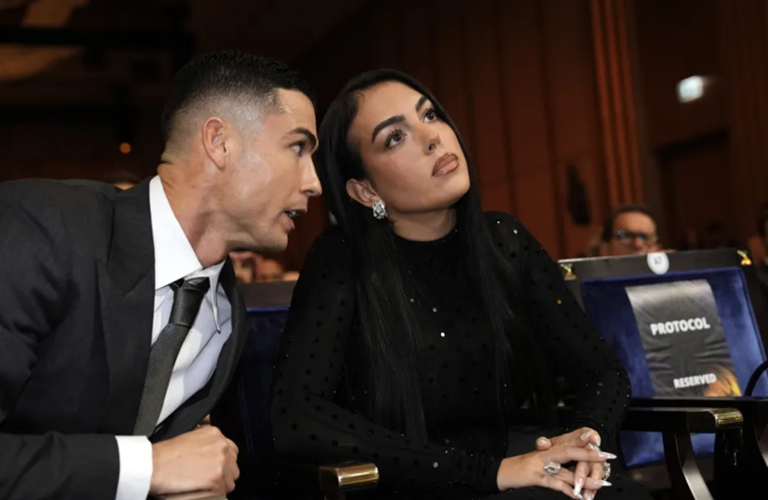 بصورة رومانسية.. رونالدو وجورجينا يعلنان زواجهما رسميا