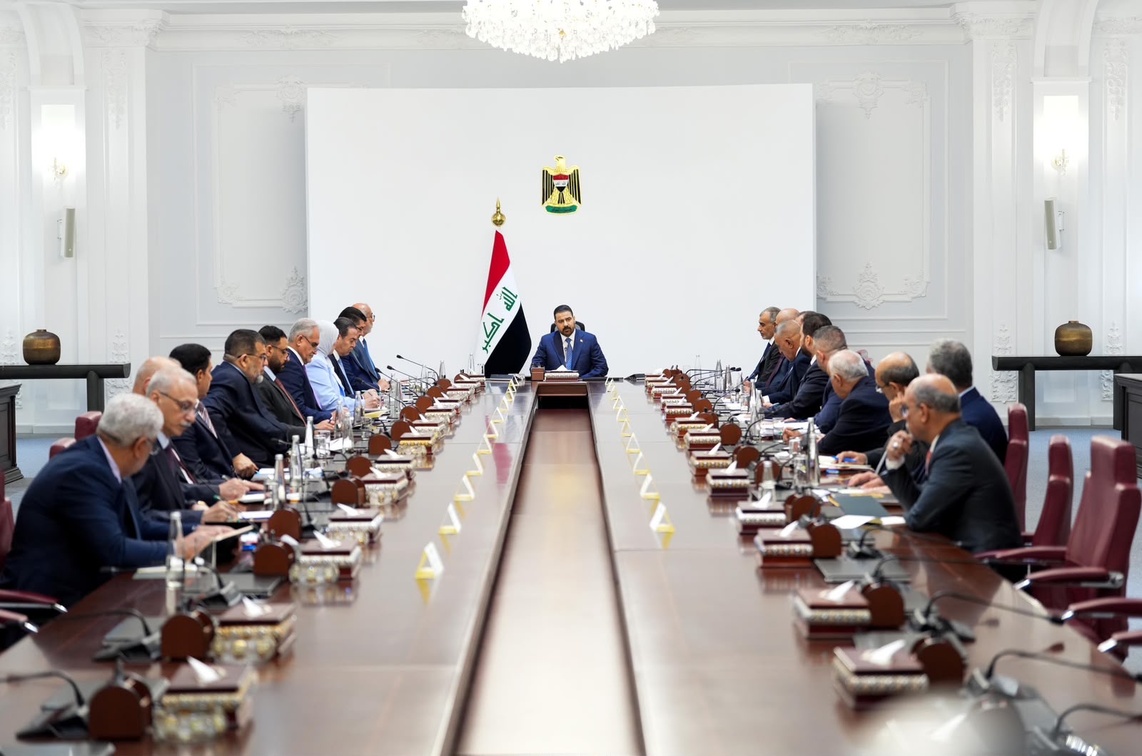 الزيدي يترأس اجتماعاً لوزارة النفط ويوجه بأن يكون عمل الشركات النفطية على مدار 24 ساعة بما يضمن استدامة عمليات الإنتاج والتصدير وزيادة معدلاتها
