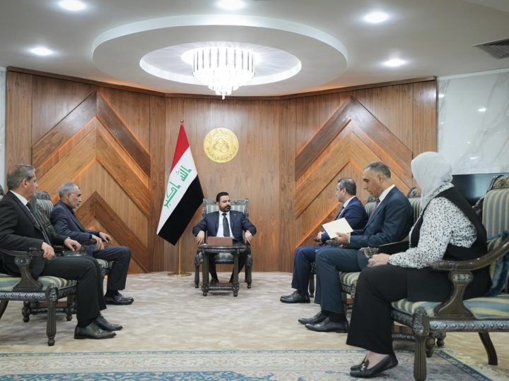 الزيدي يوجه بتشكيل فريق متخصص يتولى مهمة التدقيق القبلي للعقود الحكومية