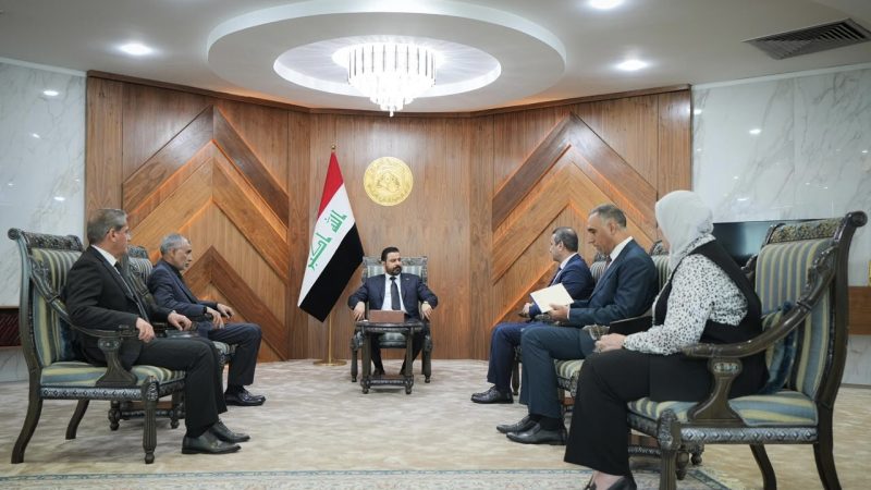 الزيدي يوجه بتشكيل فريق متخصص يتولى مهمة التدقيق القبلي للعقود الحكومية