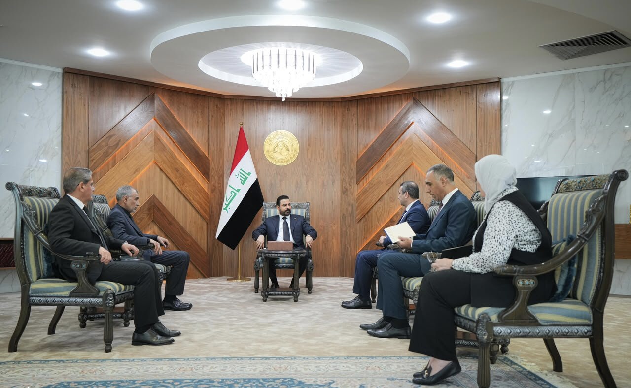 الزيدي يوجه بتشكيل فريق متخصص يتولى مهمة التدقيق القبلي للعقود الحكومية