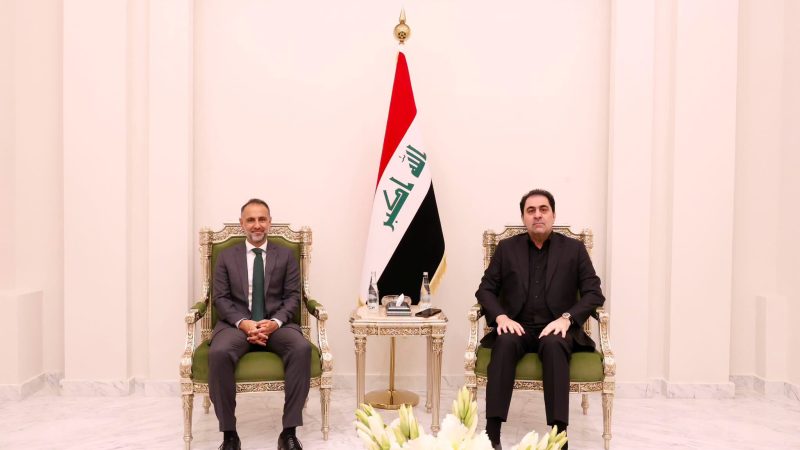 المندلاوي يبحث مع السفير البريطاني جهود خفض التصعيد ومنع اتساع الازمات