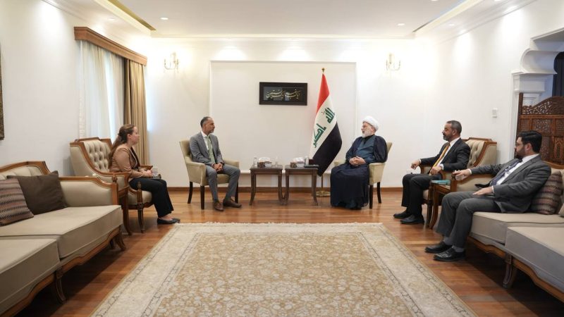 الشيخ حمودي للسفير البريطاني:  ينبغي إحترام خصوصيتنا الوطنية و قضية السلاح قضية عراقية داخلية