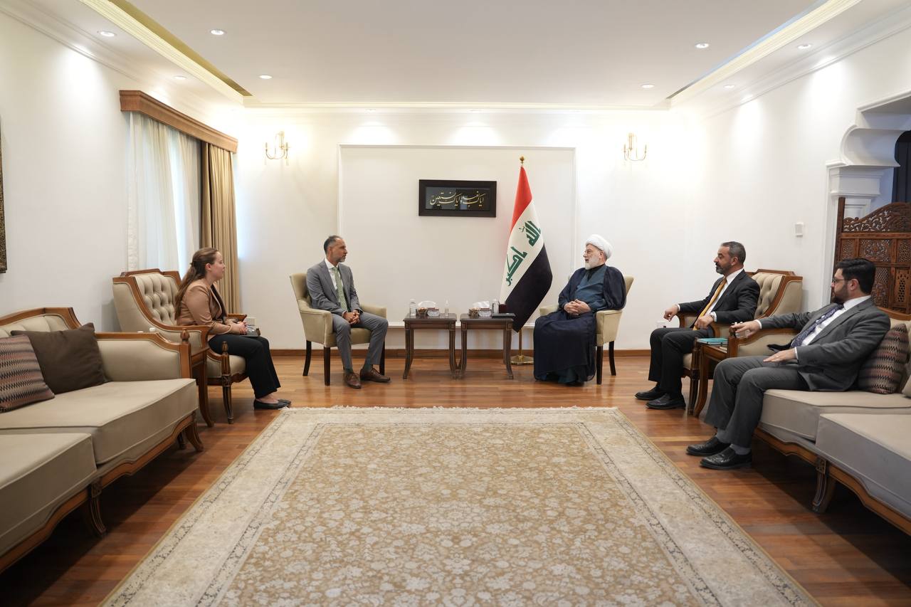 الشيخ حمودي للسفير البريطاني:  ينبغي إحترام خصوصيتنا الوطنية و قضية السلاح قضية عراقية داخلية