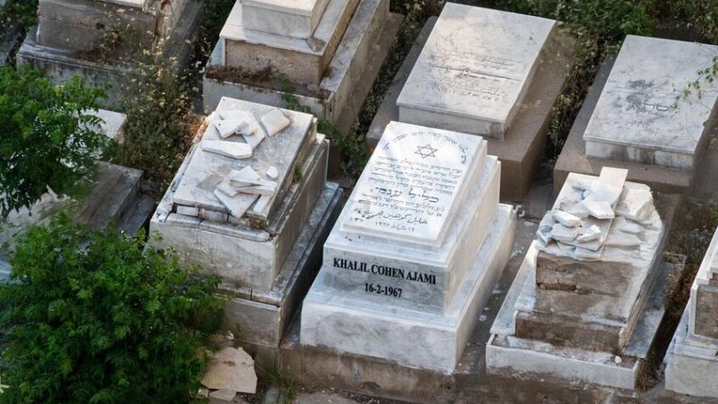 إسرائيل تعرض على بيروت صفقة لنقل رفات اليهود المدفونين في لبنان