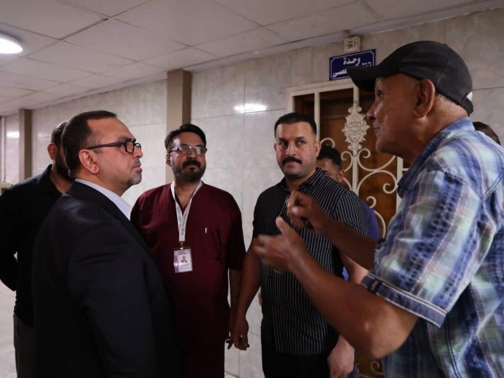 وزير الصحة يعفي مدير مستشفى الكرخ العام خلال جولة مفاجئة